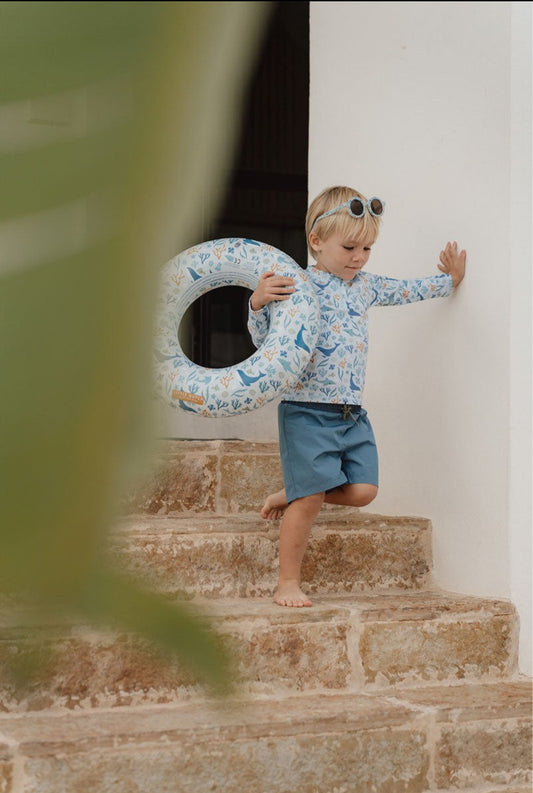 Little Dutch bērnu peldriņķis zilā okeāna sapņu dizainā – drošs un jautrs piepūšamais peldriņķis mazajiem