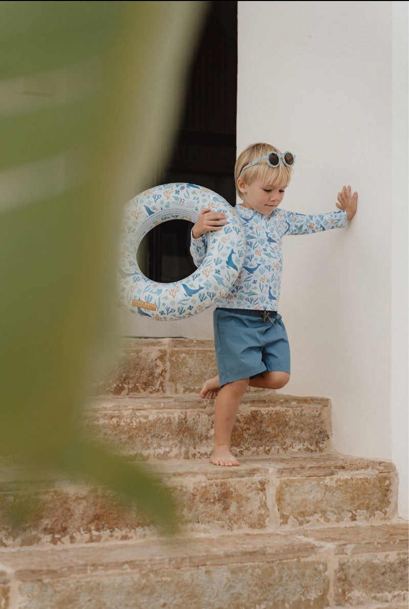 Little Dutch bērnu peldriņķis zilā okeāna sapņu dizainā – drošs un jautrs piepūšamais peldriņķis mazajiem