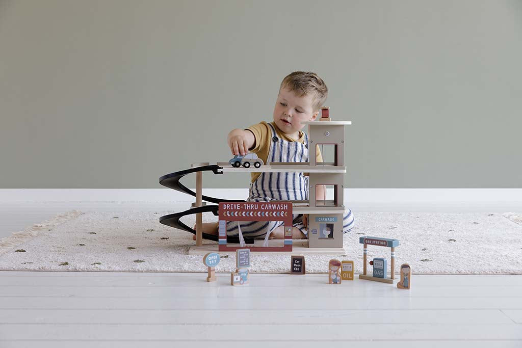 Little Dutch rotaļu koka garāža ar auto un helikopteru – izglītojoša rotaļlieta bērniem