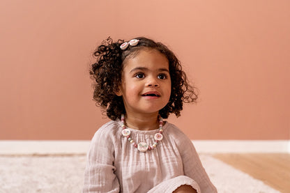 Little Dutch rotaslietu komplekts Ziedi un Tauriņi – bērnu rotu un aksesuāru komplekts ar sprādzēm un kaklarotu