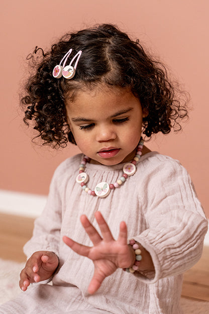 Little Dutch rotaslietu komplekts Ziedi un Tauriņi – bērnu rotu un aksesuāru komplekts ar sprādzēm un kaklarotu