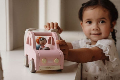 Little Dutch rozā koka auto ar velkamu kemperi – rotaļlietu komplekts bērniem ar figūriņām