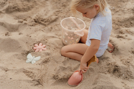 Little Dutch smilšu rotaļlietu komplekts ar ziedu un tauriņu formām – ideāli piemērots rotaļām pludmalē un smilšu kastē bērniem