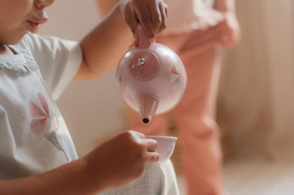 Little Dutch tējas servīzes komplekts “Pasaku dārzs” – krāsains metāla tējas trauku komplekts bērnu lomu spēlēm un radošai iztēlei