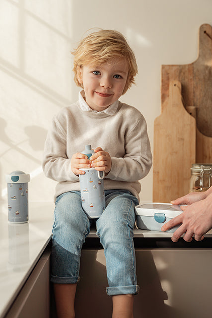 Little Dutch ūdens pudele Jūrnieku līcis – zilā bērnu dzeramā pudele ar jūras dizainu no Little Dutch kolekcijas