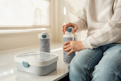 Little Dutch ūdens pudele Jūrnieku līcis – zilā bērnu dzeramā pudele ar jūras dizainu no Little Dutch kolekcijas