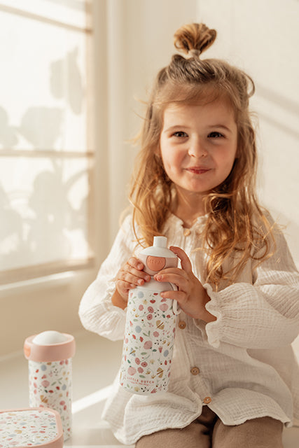 Little Dutch ūdens pudele Ziedi un tauriņi – bērnu dzeramā pudele ar drošu aizdari un skaistu dizainu