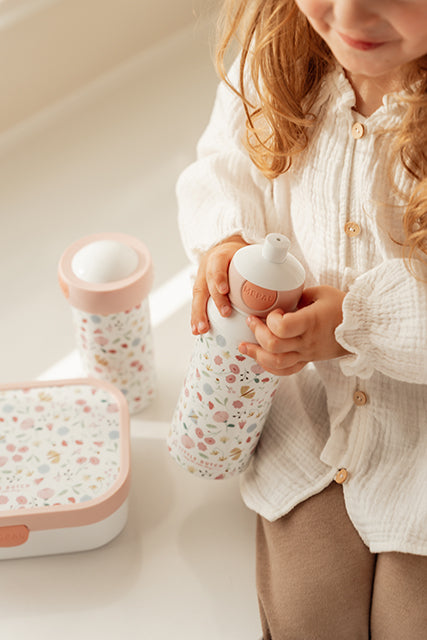 Little Dutch ūdens pudele Ziedi un tauriņi – bērnu dzeramā pudele ar drošu aizdari un skaistu dizainu