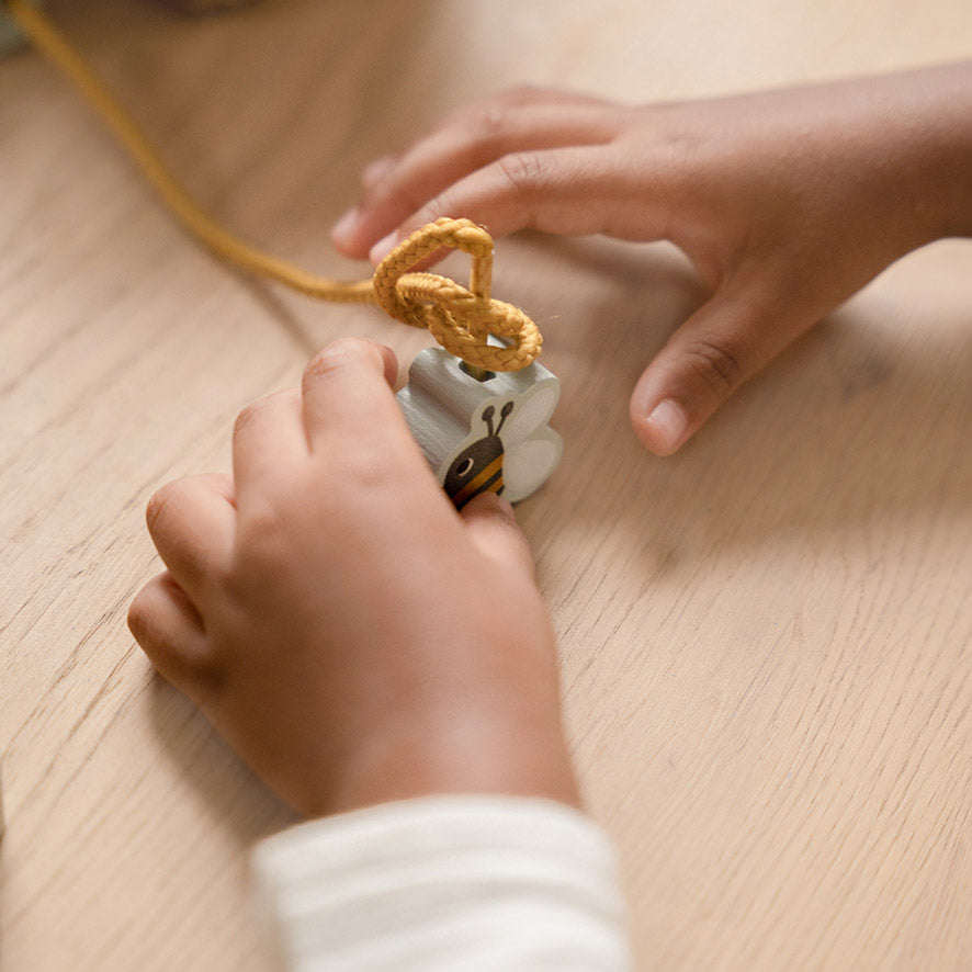 Little Dutch veramās koka krelles bērniem – rotaļlieta motorikas, koordinācijas un koncentrēšanās prasmju attīstībai