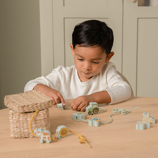 Little Dutch veramās koka krelles bērniem – rotaļlieta motorikas, koordinācijas un koncentrēšanās prasmju attīstībai