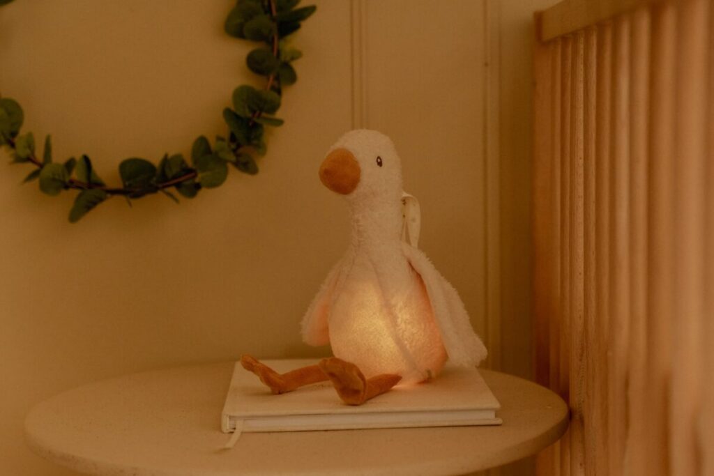 Little Dutch zoss ar skaņu un gaismu – mīksta mīļmantiņa mazulim ar LED nakts gaismu un šūpuļdziesmām.