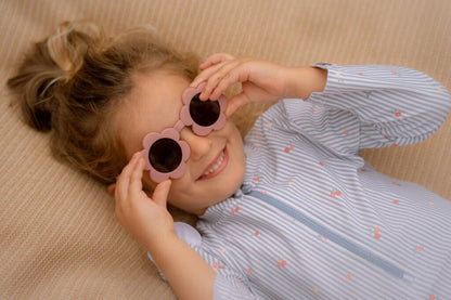 Little Dutch bērnu saulesbrilles Ziedu rozā krāsā – stilīgas un drošas UV400 brilles mazajiem vasaras piedzīvojumiem