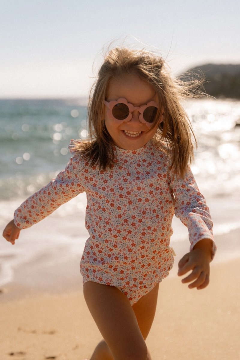 Little Dutch bērnu saulesbrilles Ziedu rozā krāsā – stilīgas un drošas UV400 brilles mazajiem vasaras piedzīvojumiem