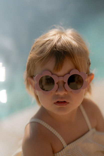 Little Dutch bērnu saulesbrilles Ziedu rozā krāsā – stilīgas un drošas UV400 brilles mazajiem vasaras piedzīvojumiem