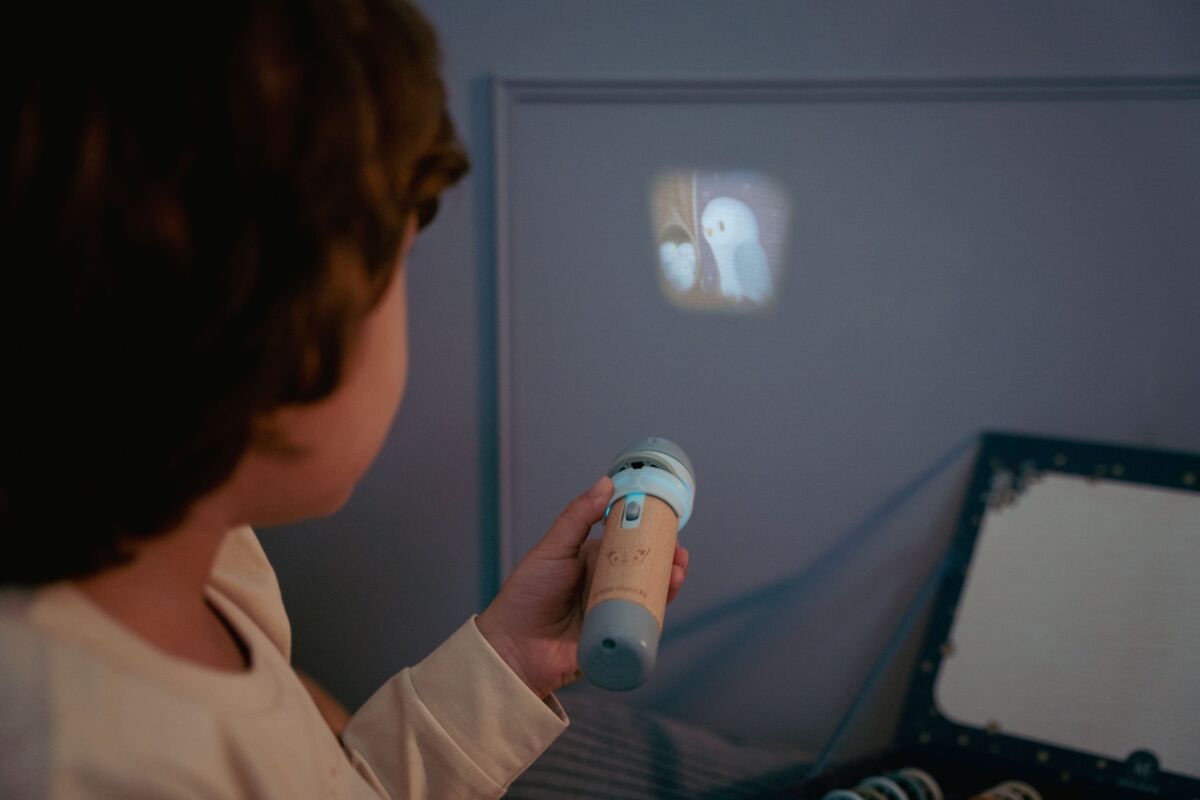 Little Dutch bērnu projektors ar pasaku attēliem – rotaļlieta stāstu vakariem un radošai iztēlei