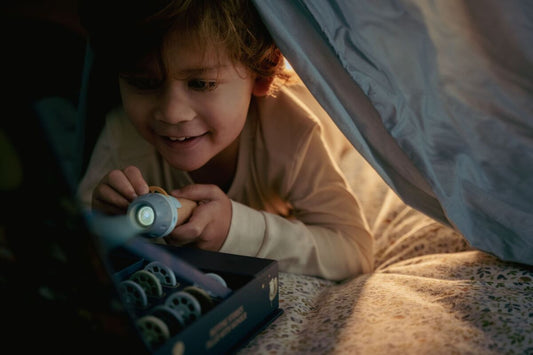 Little Dutch bērnu projektors ar pasaku attēliem – rotaļlieta stāstu vakariem un radošai iztēlei