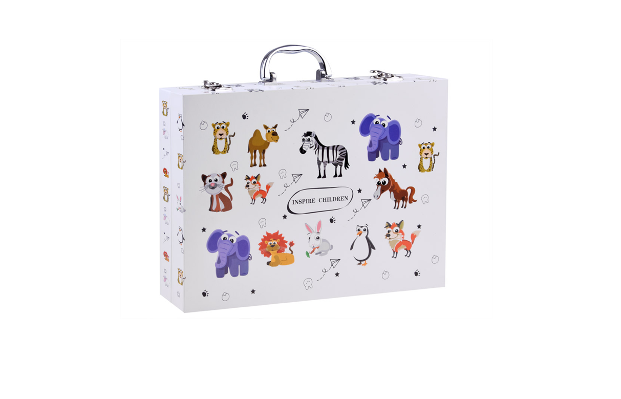 Mākslas komplekts koferītī bērniem ar krāsām un flomāsteriem.