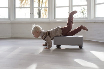 Mazais sērfo­tājs Billy – bērnu rotaļlieta uz riteņiem motorikas un līdzsvara attīstībai mājās