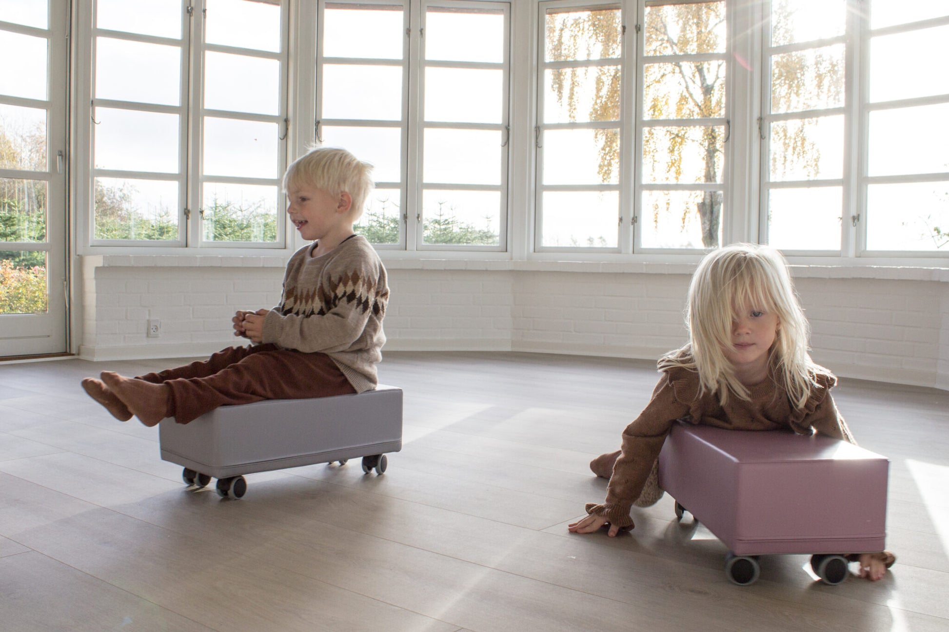 Mazais sērfo­tājs Billy – bērnu rotaļlieta uz riteņiem motorikas un līdzsvara attīstībai mājās