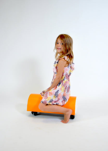 Mazais sērfo­tājs Mom – bērnu rotaļlieta uz riteņiem līdzsvara un kustību prasmju attīstībai