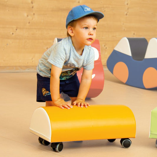 Mazais sērfo­tājs Mom – bērnu rotaļlieta uz riteņiem līdzsvara un kustību prasmju attīstībai