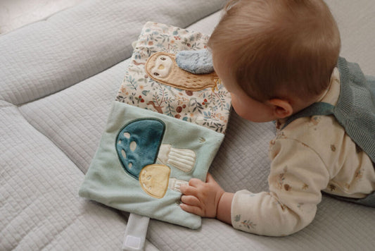 Little Dutch mīkstā aktivitāšu grāmatiņa mazuļiem – auduma grāmatiņa ar spogulīti, grabulīti un dažādām tekstūrām