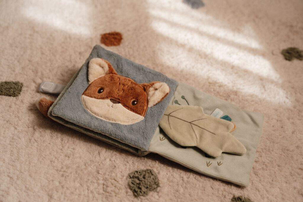 Little Dutch mīkstā aktivitāšu grāmatiņa mazuļiem – auduma grāmatiņa ar spogulīti, grabulīti un dažādām tekstūrām