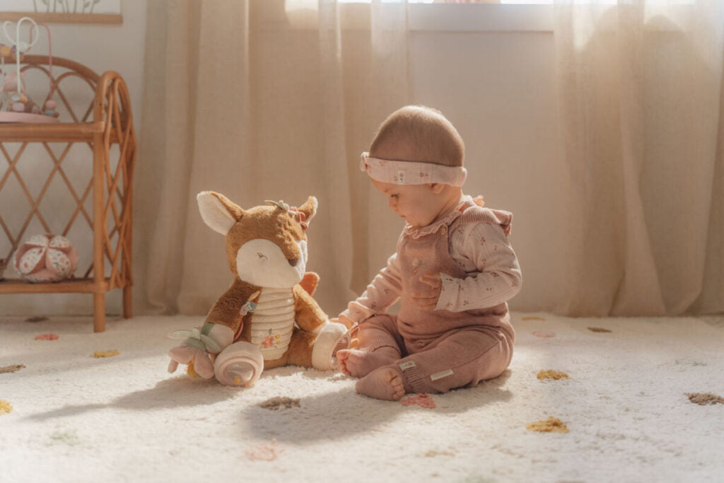 Little Dutch mīkstā aktivitāšu rotaļlieta mazuļiem – briedis ar spogulīti, grabulīti un taktiliem elementiem