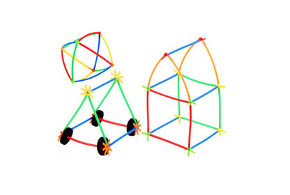 Bērns būvē krāsainu konstrukciju no salmiņu komplekta, attīstot radošumu un iztēli.