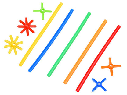 Bērns būvē krāsainu konstrukciju no salmiņu komplekta, attīstot radošumu un iztēli.