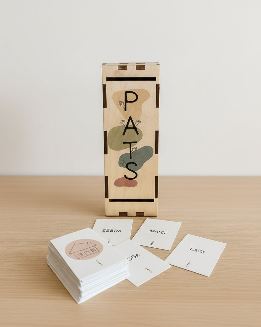 Koka lasītprasmes spēle PATS bērniem – ar burtiem un kartītēm, palīdz apgūt pirmos vārdus rotaļīgā veidā.